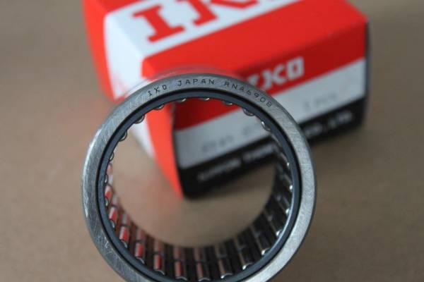 IKO CRH32VUUR 英制螺栓型滾輪滾針